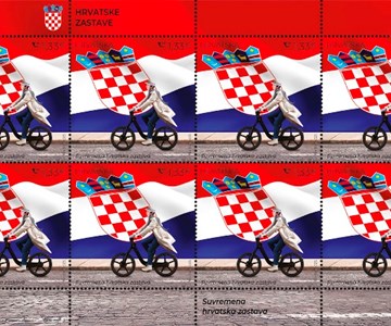 HRVATSKE ZASTAVE, djevojka na električnom biciklu sa suvremenom hrvatskom zastavom u pozadini
